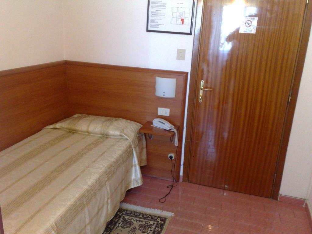 Parking Hotel Giardino Ліворно Номер фото