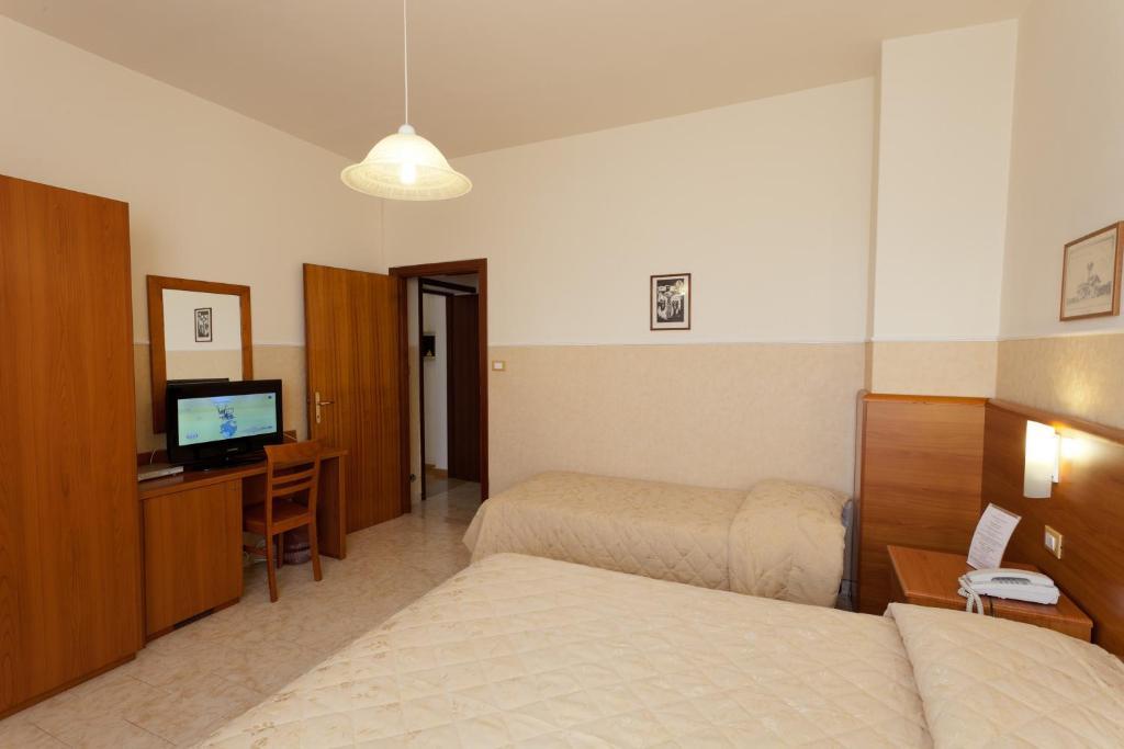 Parking Hotel Giardino Ліворно Номер фото