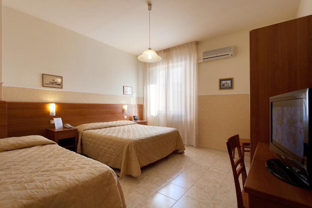 Parking Hotel Giardino Ліворно Номер фото