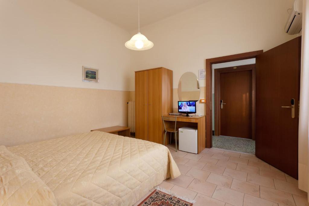 Parking Hotel Giardino Ліворно Номер фото