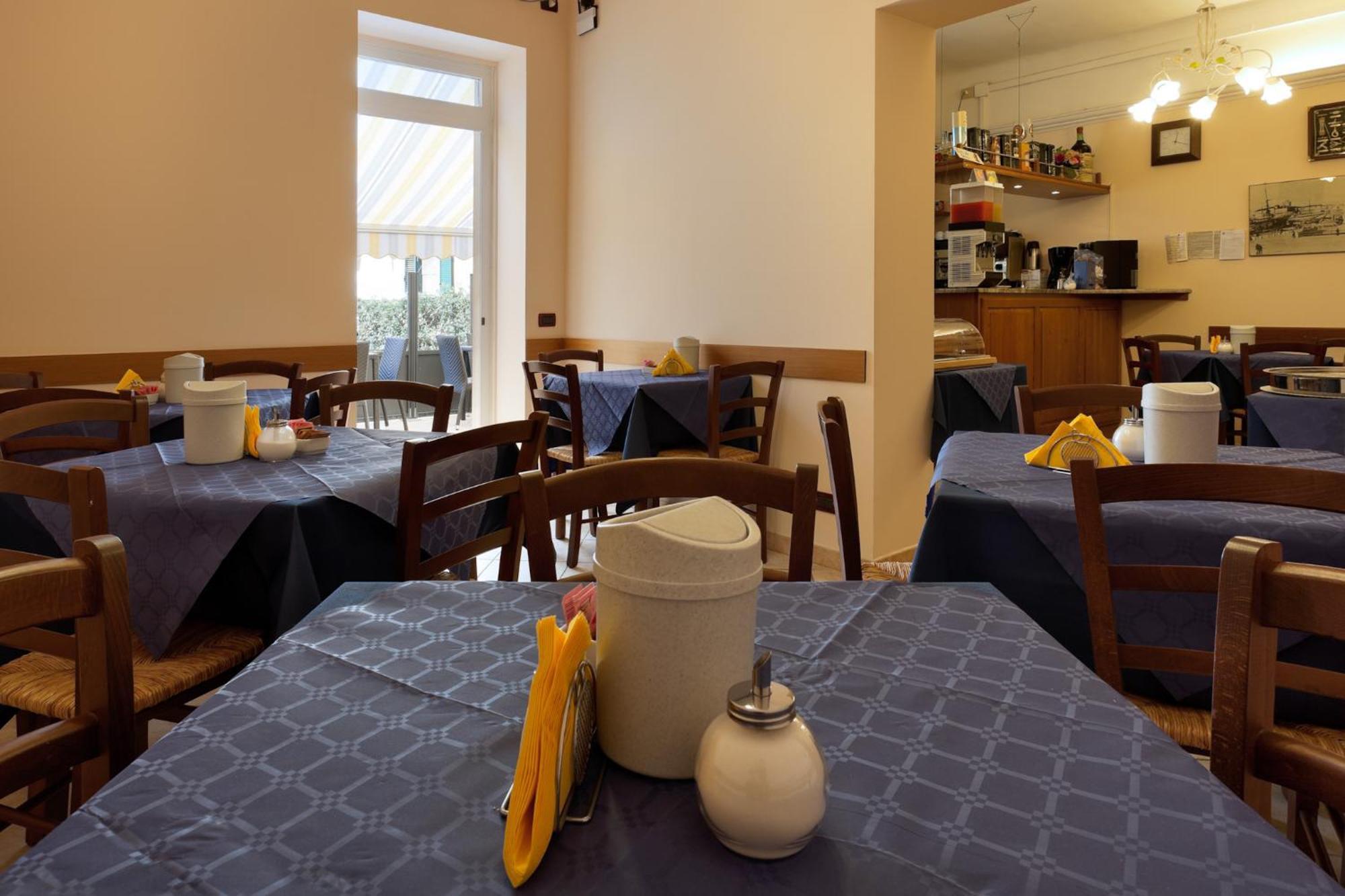 Parking Hotel Giardino Ліворно Екстер'єр фото