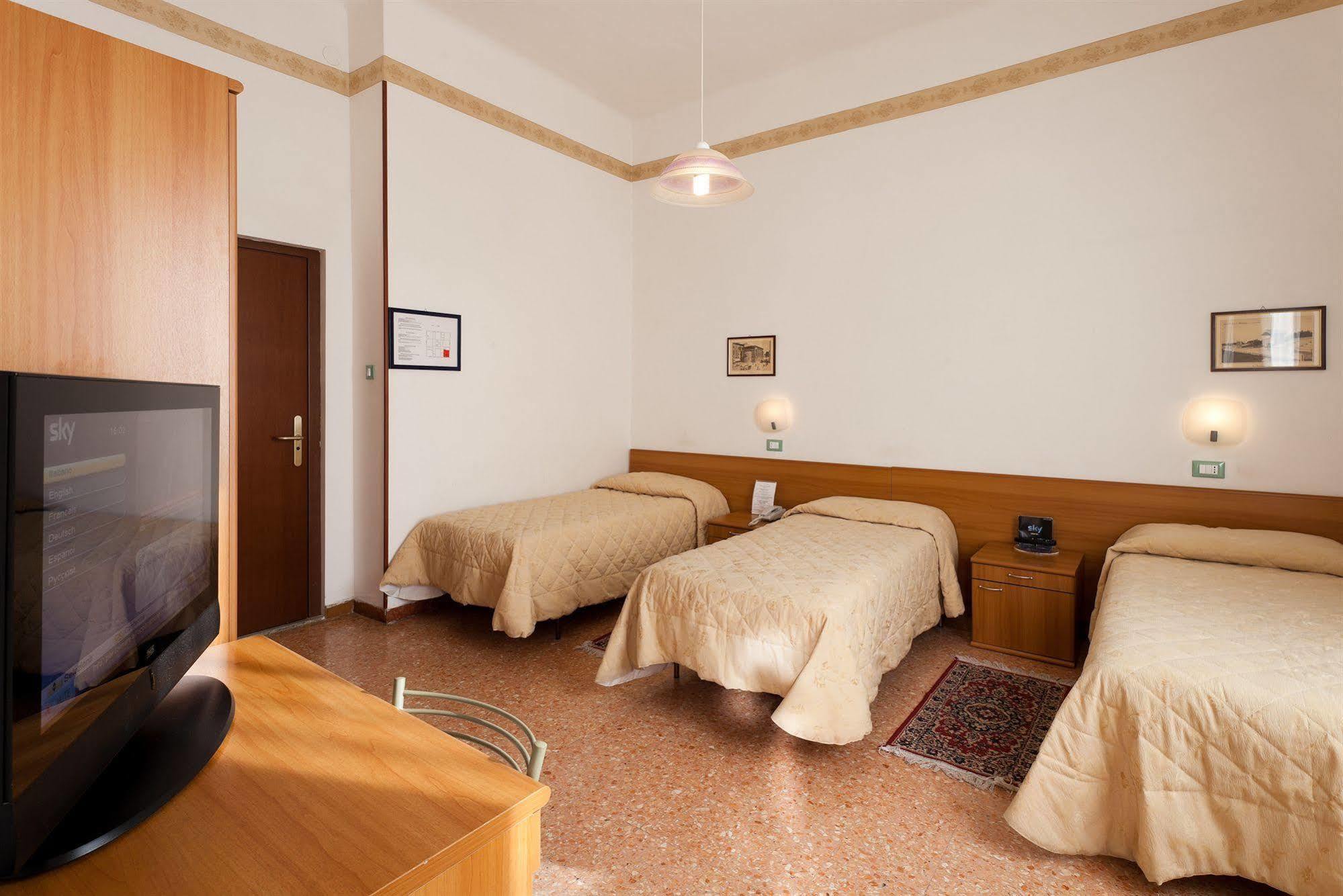 Parking Hotel Giardino Ліворно Екстер'єр фото