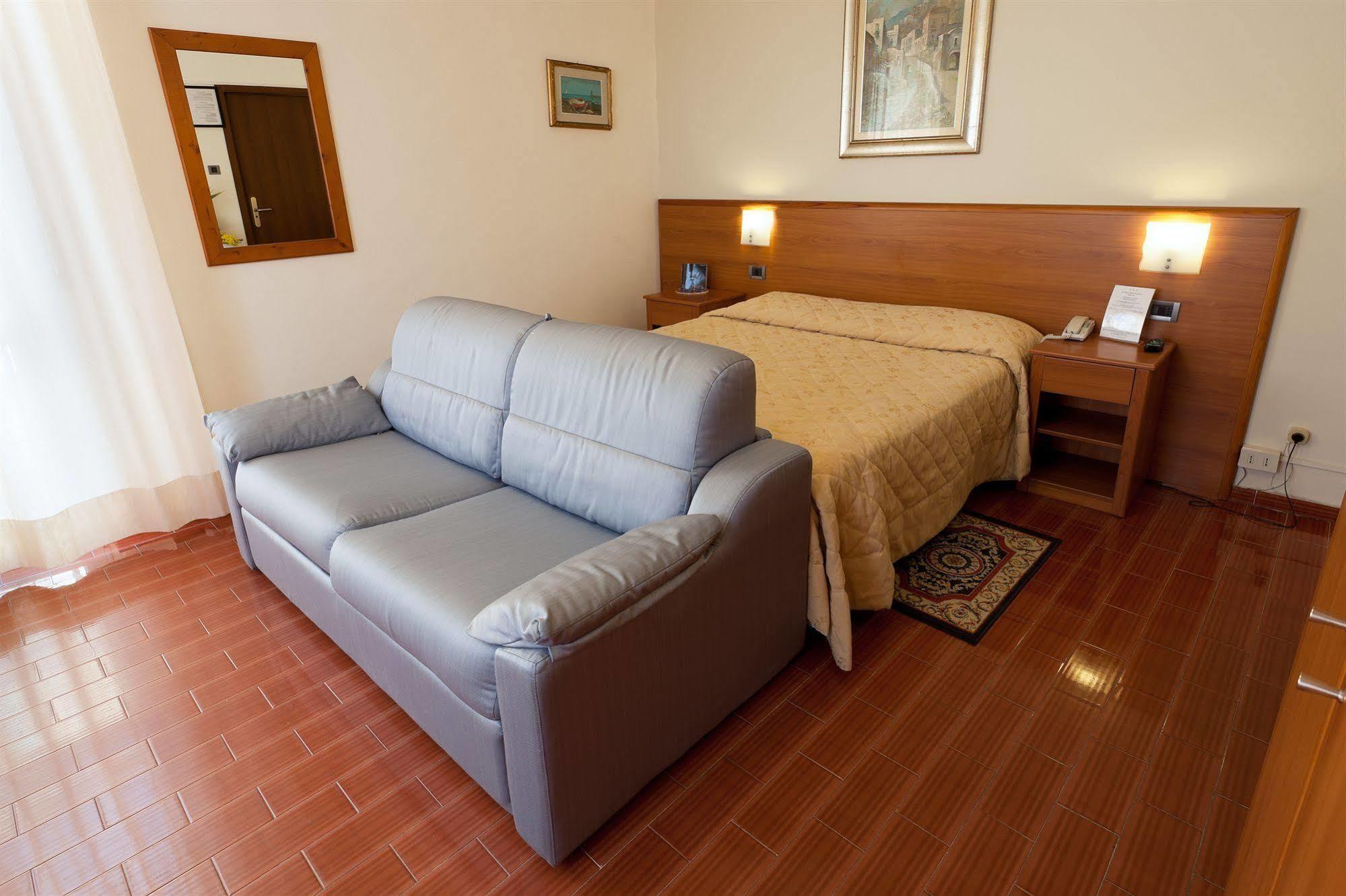 Parking Hotel Giardino Ліворно Екстер'єр фото