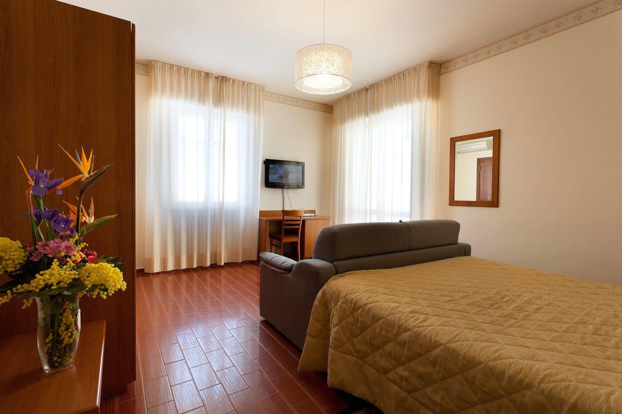 Parking Hotel Giardino Ліворно Екстер'єр фото