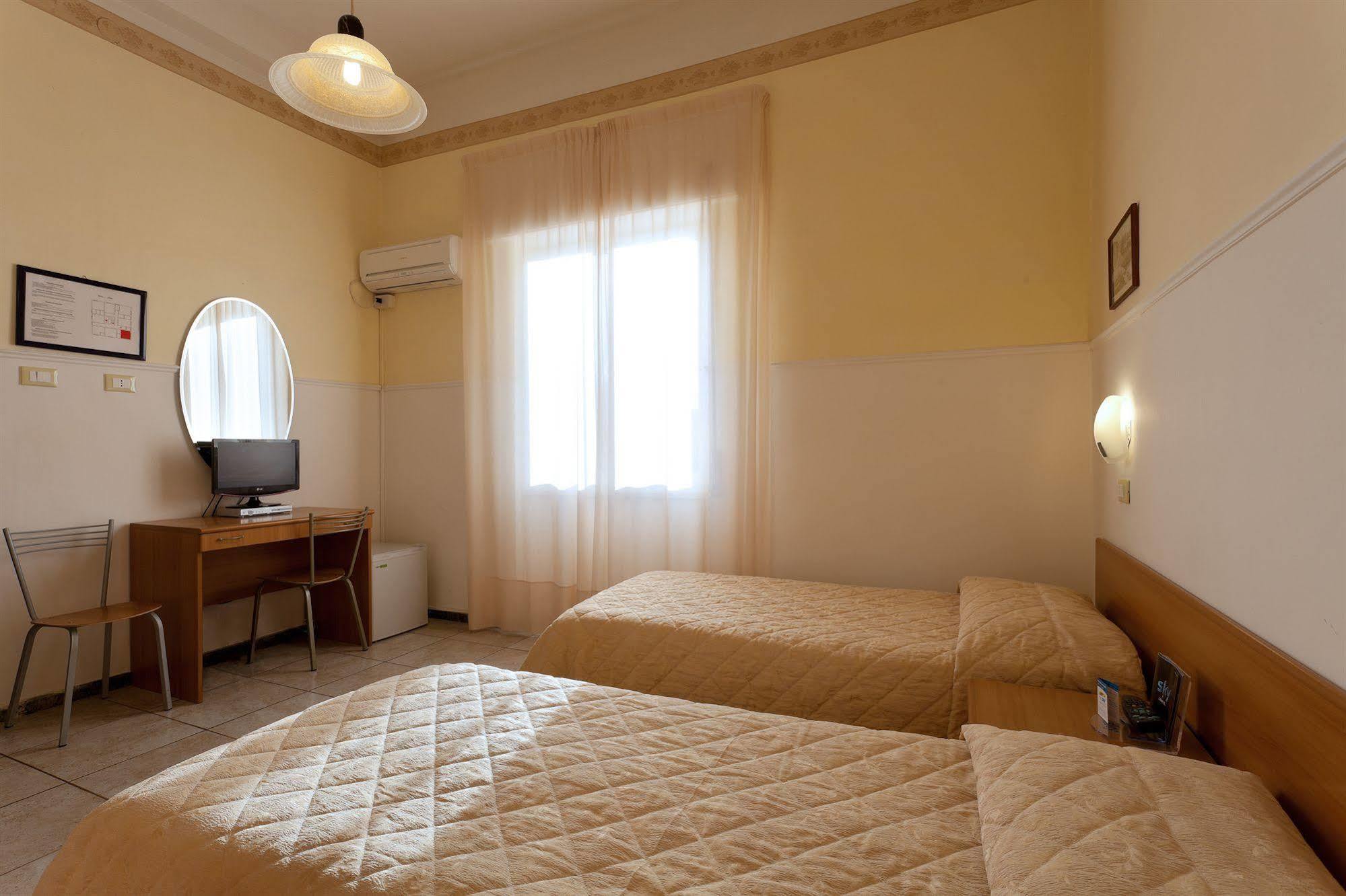 Parking Hotel Giardino Ліворно Екстер'єр фото