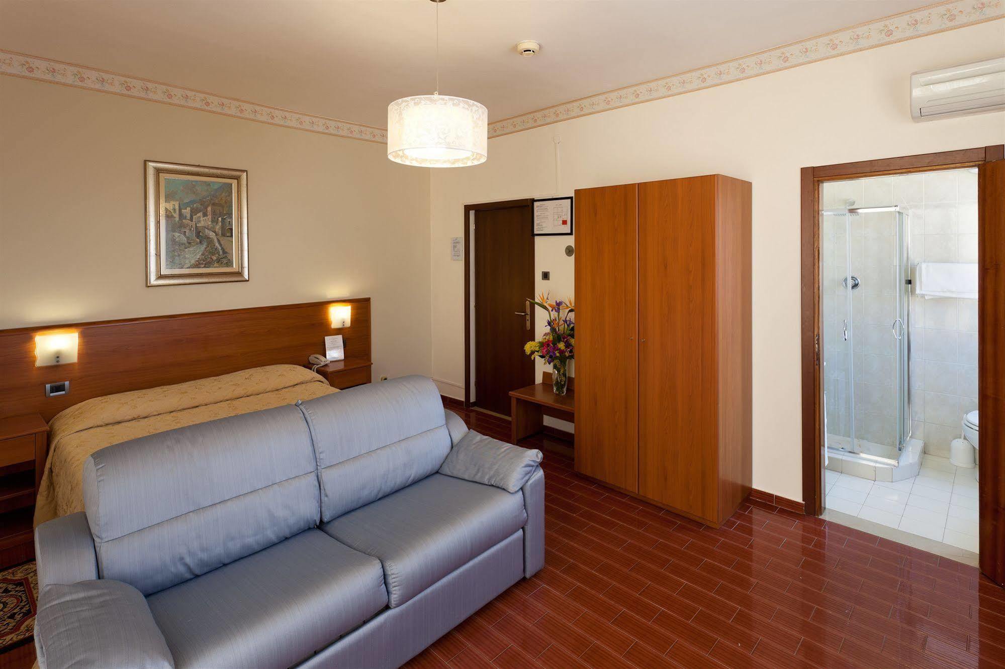 Parking Hotel Giardino Ліворно Екстер'єр фото