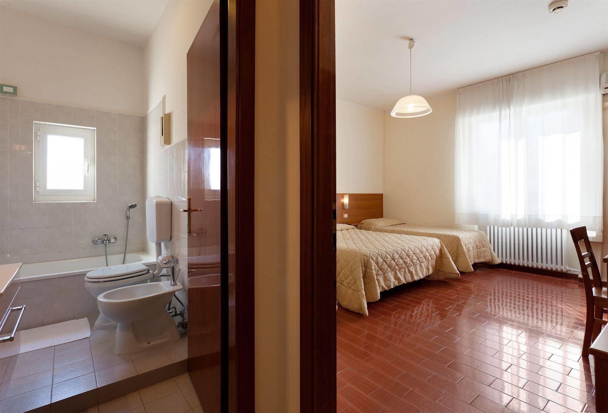 Parking Hotel Giardino Ліворно Екстер'єр фото