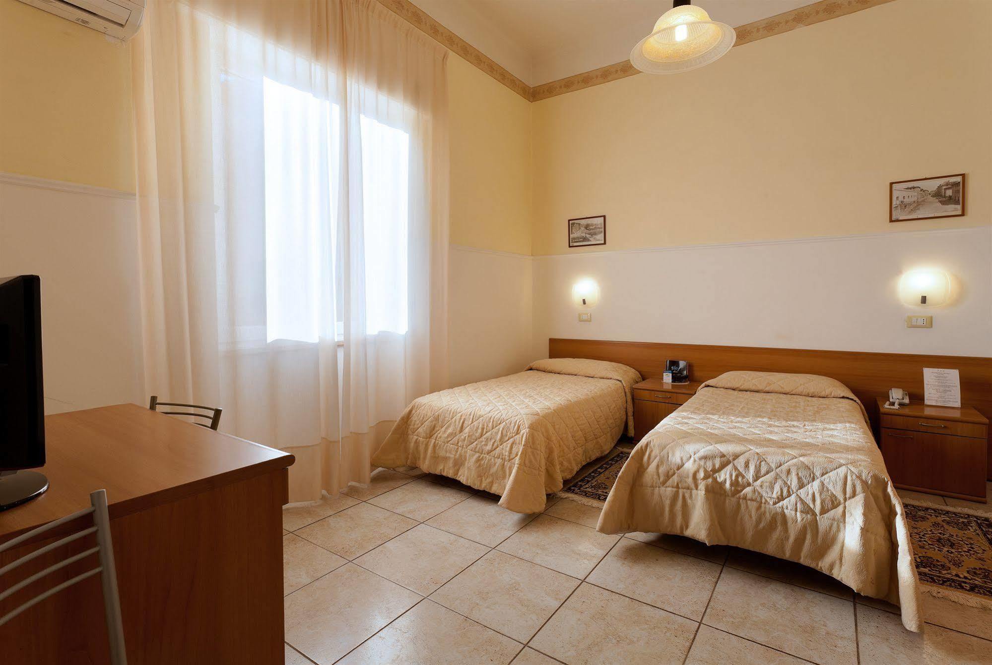 Parking Hotel Giardino Ліворно Екстер'єр фото