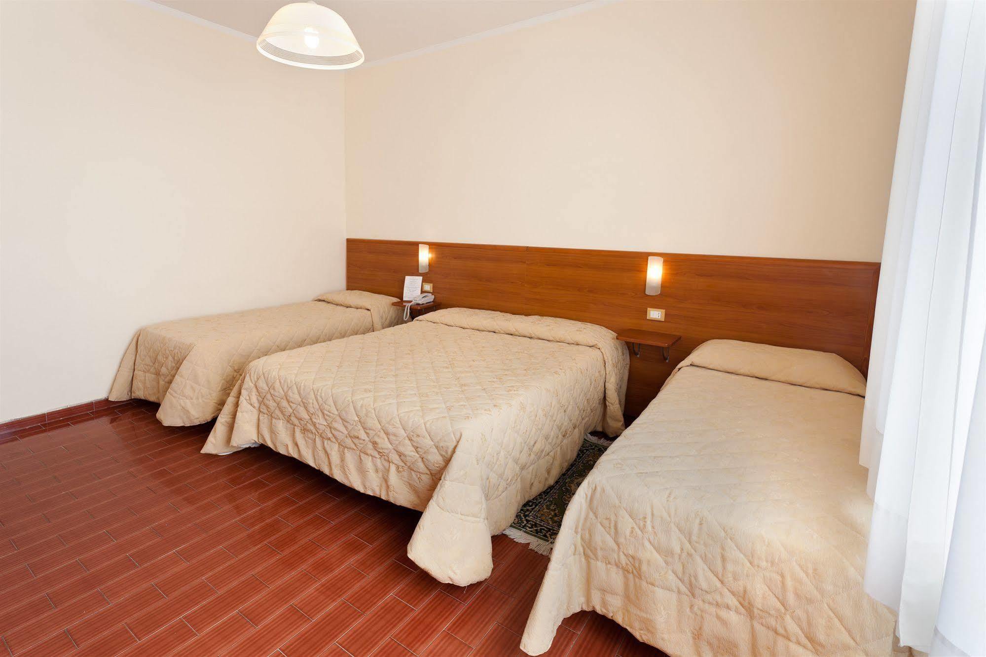 Parking Hotel Giardino Ліворно Екстер'єр фото