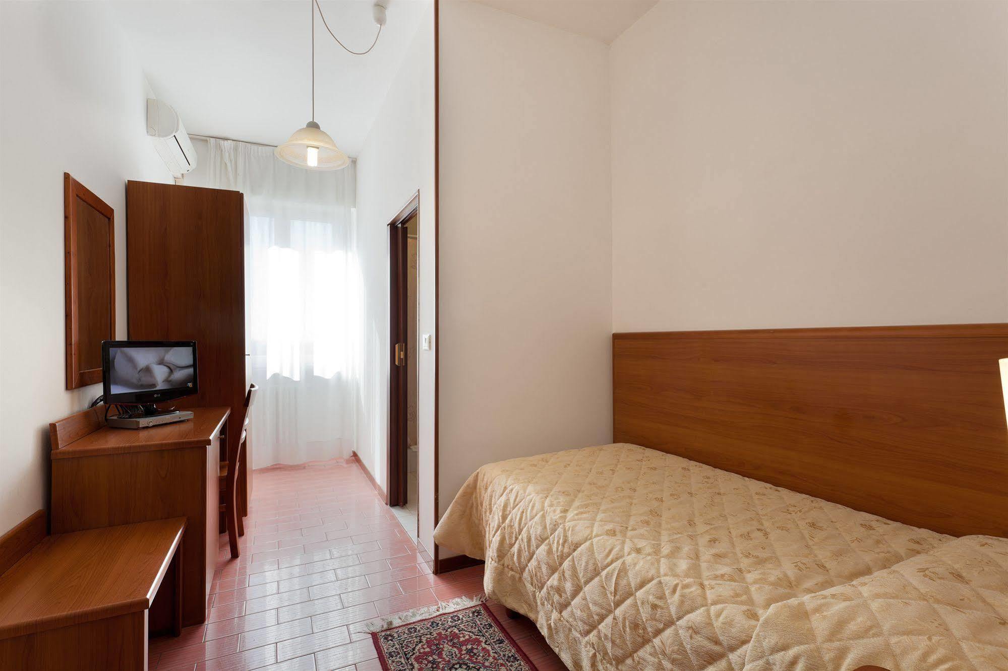 Parking Hotel Giardino Ліворно Екстер'єр фото