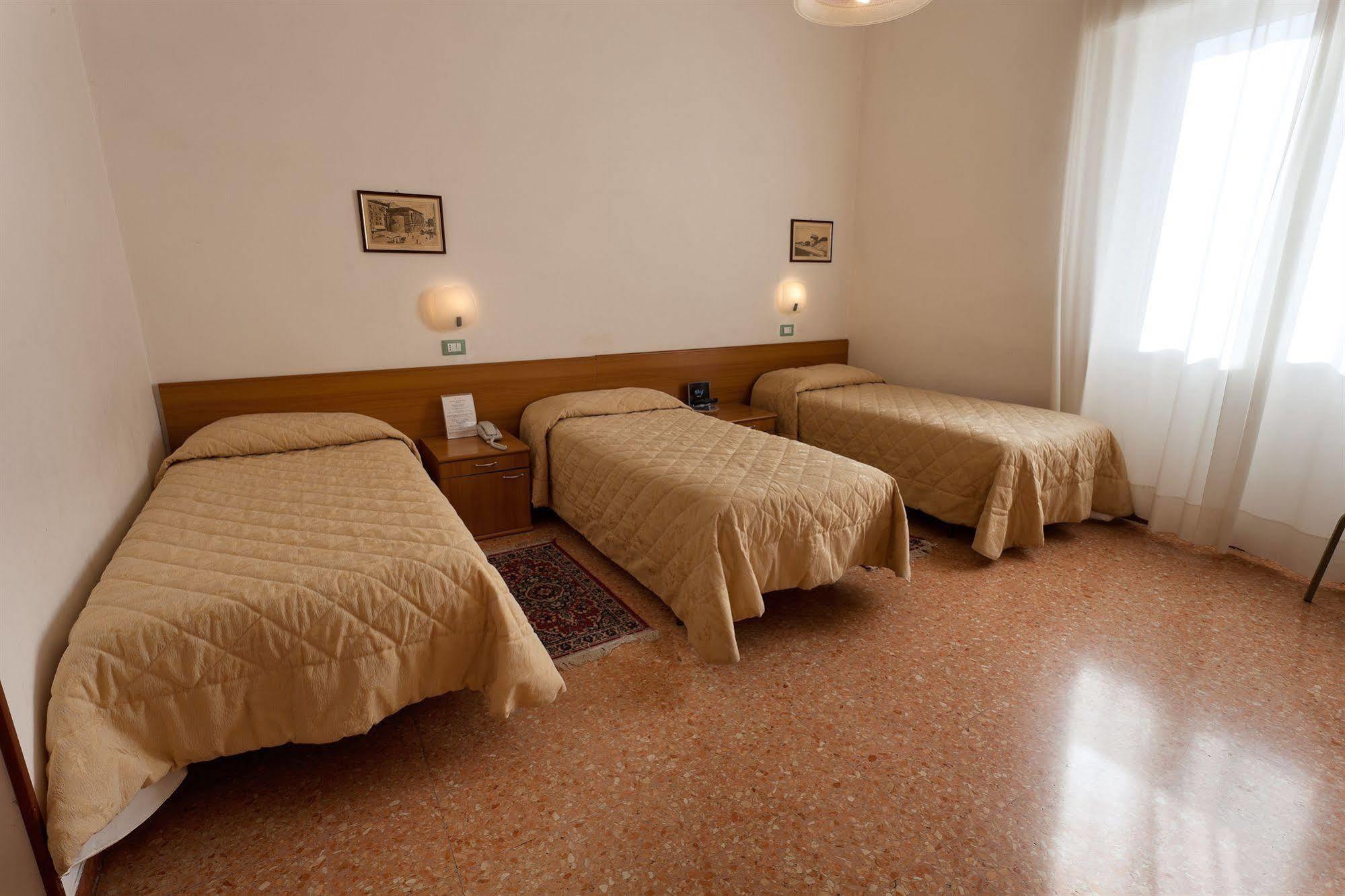 Parking Hotel Giardino Ліворно Екстер'єр фото