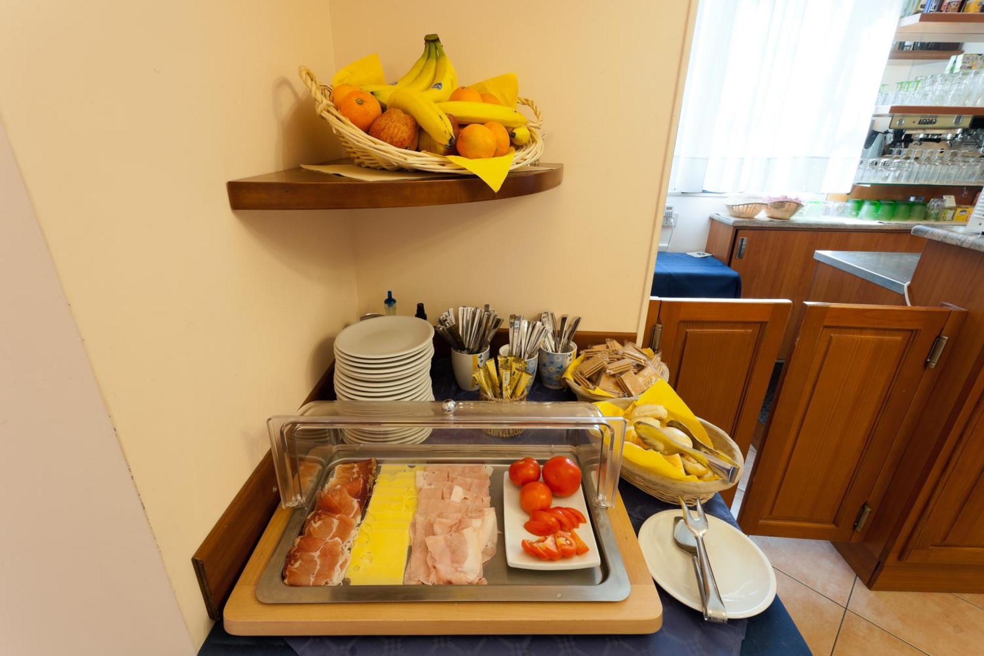 Parking Hotel Giardino Ліворно Екстер'єр фото